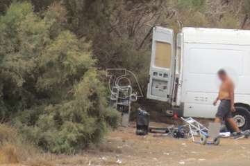 La Policía Local pilla in fraganti a dos hombres cuando desguazaban chatarra industrial en el Barranco Real/TA.